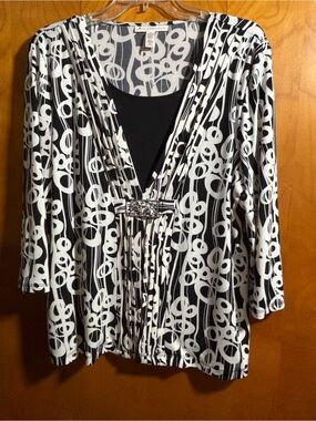 Black & White Patterned V-Neck Women’s Top with Decorative Buckle, size XLP